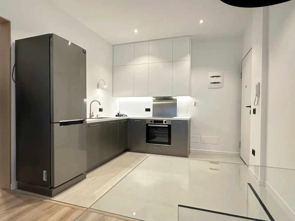 Tirane, jepet me qera apartament 1+1 Kati 11, 1 m² 850 € (rruga e kavajes)