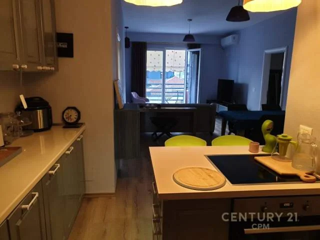 Tirane, jepet me qera apartament 100 m² 700 Euro (komuna parisit)