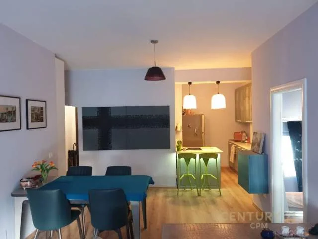 Tirane, jepet me qera apartament 100 m² 700 Euro (komuna parisit)