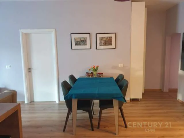 Tirane, jepet me qera apartament 100 m² 700 Euro (komuna parisit)