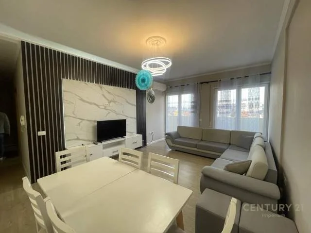 Tirane, jepet me qera apartament 2+1+BLK 104 m² 700 Euro (rruga e kavajes)