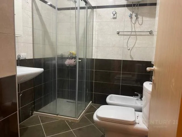 Tirane, jepet me qera apartament 2+1+BLK 104 m² 700 Euro (rruga e kavajes)