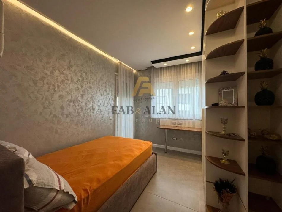 Tirane, shitet apartament 3+1 Kati 4, 153 m² 200.000 € (Fresku)