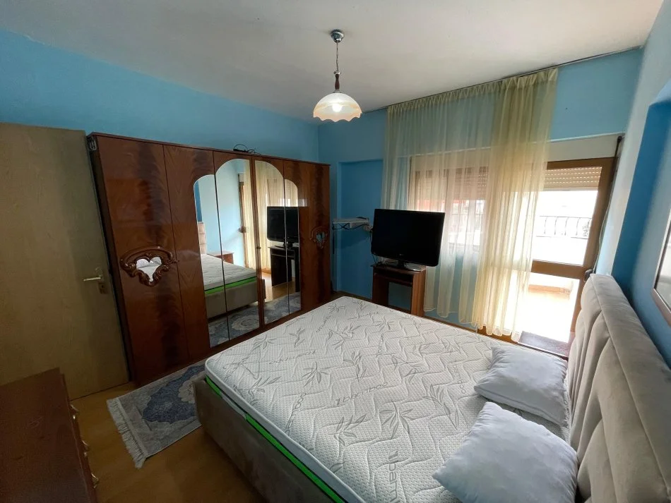 Tirane, jepet me qera apartament 2+1+Ballkon Kati 3, 84 m² 550 € (Komuna e Parisit)