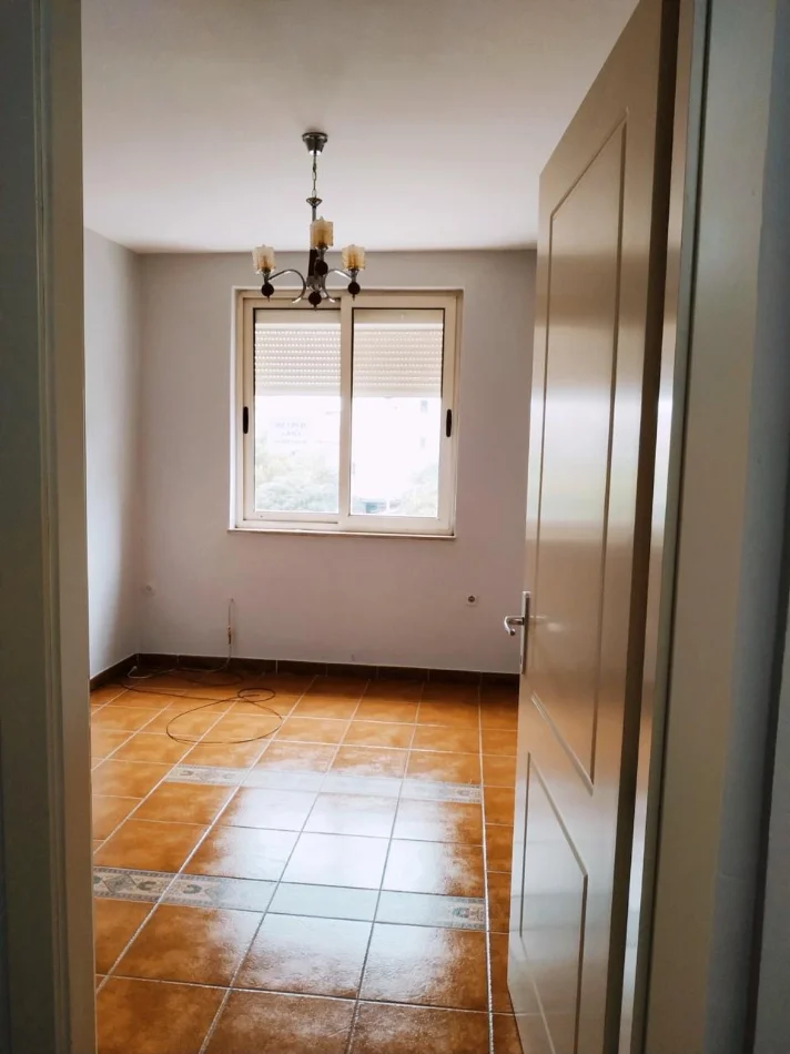 21 Dhjetori, jepet me qera apartament 1+1 bosh