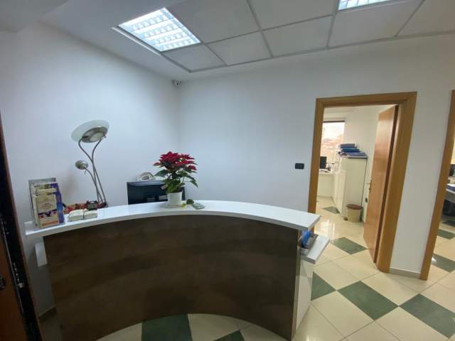 Tirane, jepet me qera zyre 110 m² 2.200 Euro (Qender)