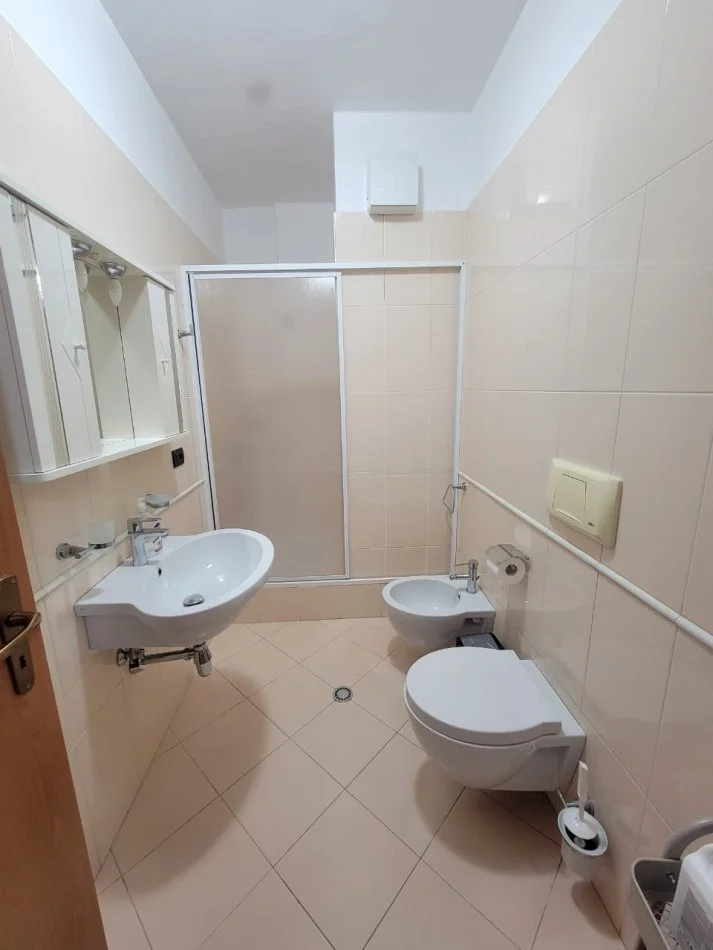 Tirane, jepet me qera apartament 2+1 , 125 m² 900 € (Parku Olimpik)