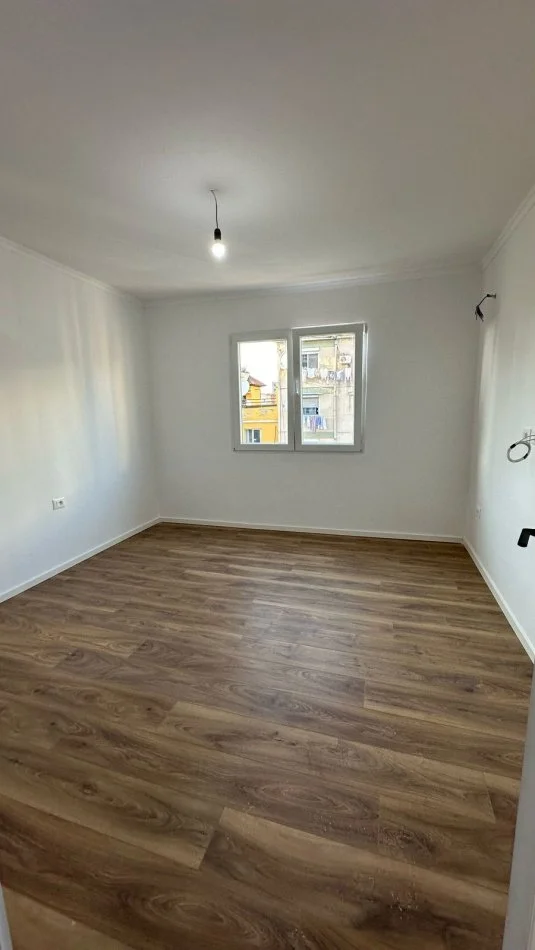Tirane, shitet apartament 2+1+Ballkon Kati 4, 75 m² 148.000 € (Rr Kavajes)