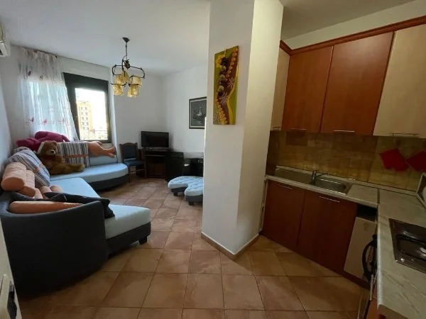 jepet me qera apartament Kati 6, 46 m² 550 € (Rruga e kavajes)