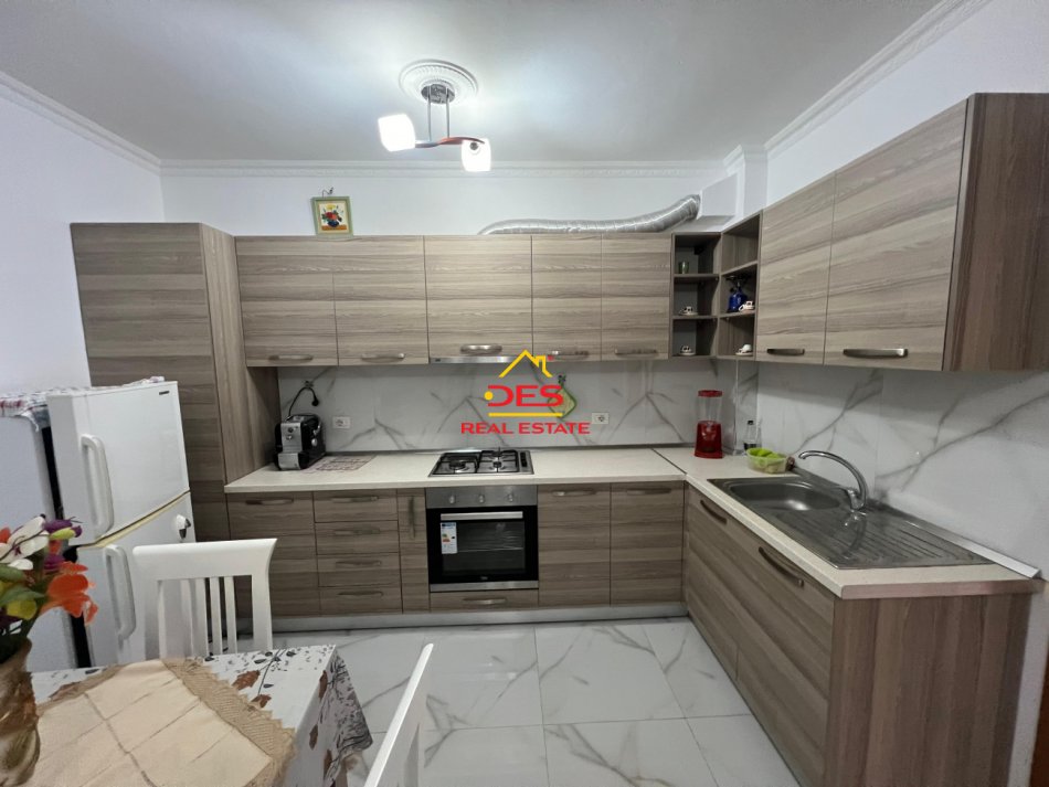Vlore, shitet apartament 1+1+Ballkon Kati 2, 85 m² 155.000 € (Rruga Murat Tërbaçi)