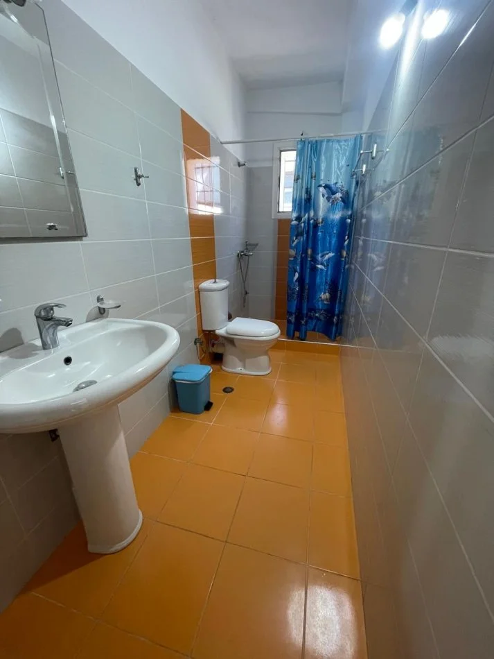 Tirane, jepet me qera shtepi 1+1 Kati 1, 65 m² 300 € 