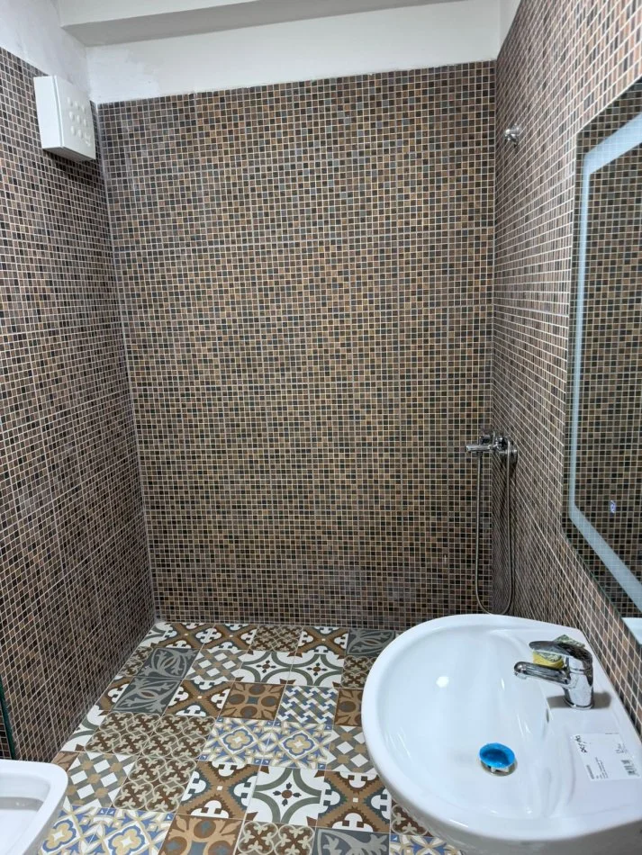 Tirane, jepet me qera apartament 1+1+Ballkon Kati 10, 70 m² 400 € (rruga Bedri Karapici)