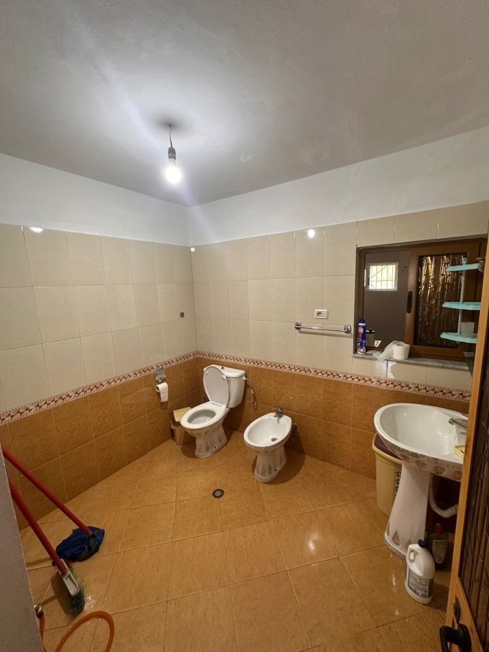 Tirane, jepet me qera apartament 1+1 Kati 1, 100 m² 350 € (Babrru)