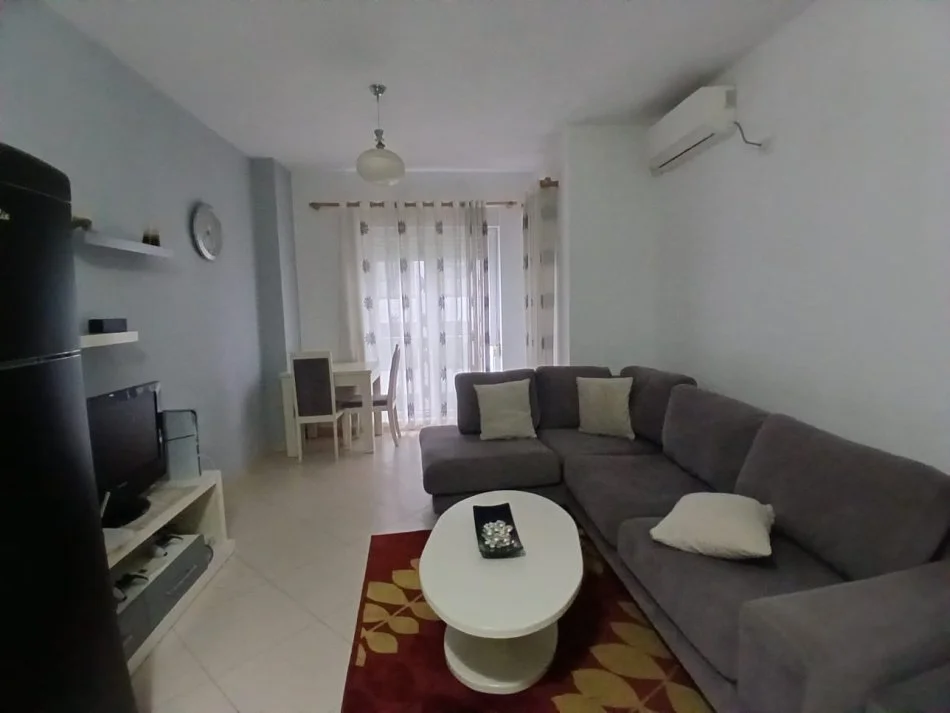 Tirane, jepet me qera apartament 1+1+Ballkon Kati 3, 63 m² 550 € 