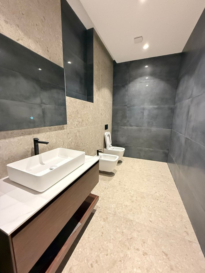 Tirane, jepet me qera Vile 4+1 Kati 1, 800 m² 4.000 € (liqeni i thate)