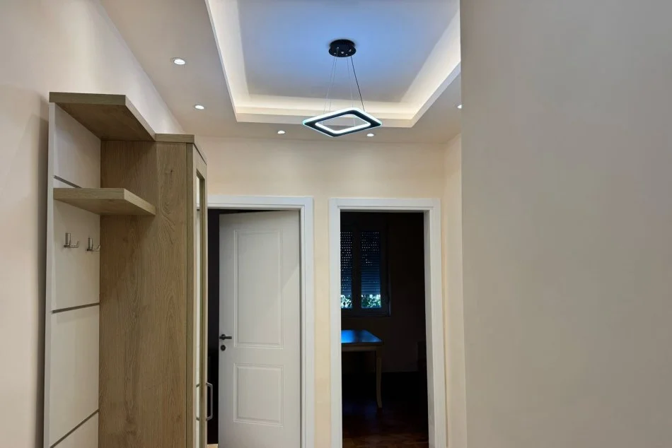 Tirane, jepet me qera apartament 1+1+Ballkon Kati 3, 74 m² 600 € (rruga e Dibres)