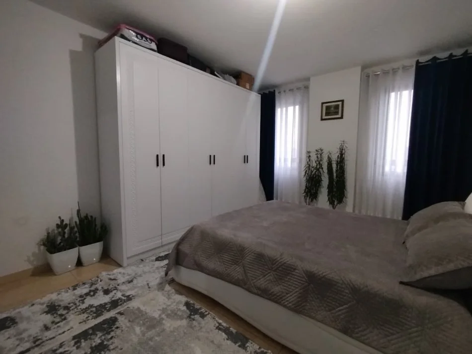 Tirane, shes apartament 1+1 Kati 9, 95 m² 120.000 € (KAMEZ)
