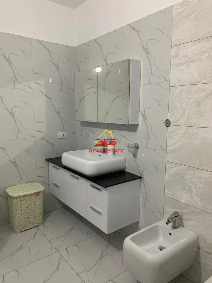 Vlore, jepet me qera apartament 2+1+Ballkon Kati 9, 130 m² 700 € (Rruga Naim Frashëri)