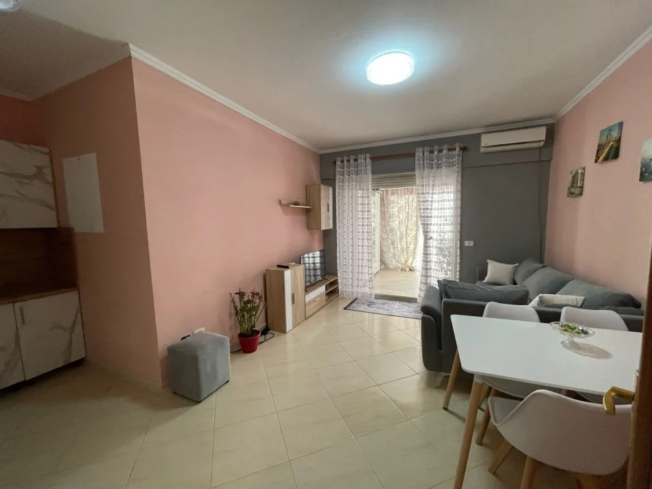 Tirane, qera apartament 1+1- 550uro personi siper qendres kristal center (KOMUNA E PARISIT)