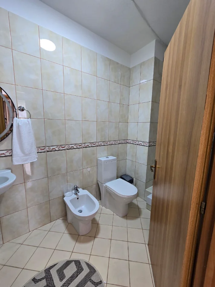 Tirane, jepet me qera apartament 2+1+Ballkon Kati 8, 115 m² 700 € (5 Maji)