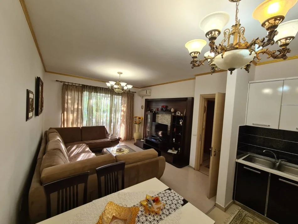 Tirane, jepet me qera apartament 1+1+Ballkon Kati 3, 70 m² 500 € (Rruga Don Bosko)