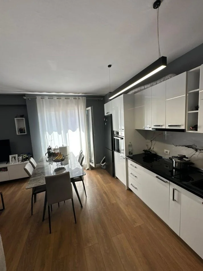Tirane, jepet me qera apartament 2+1+Ballkon Kati 7, 90 m² 800 € (Jordan Misja)