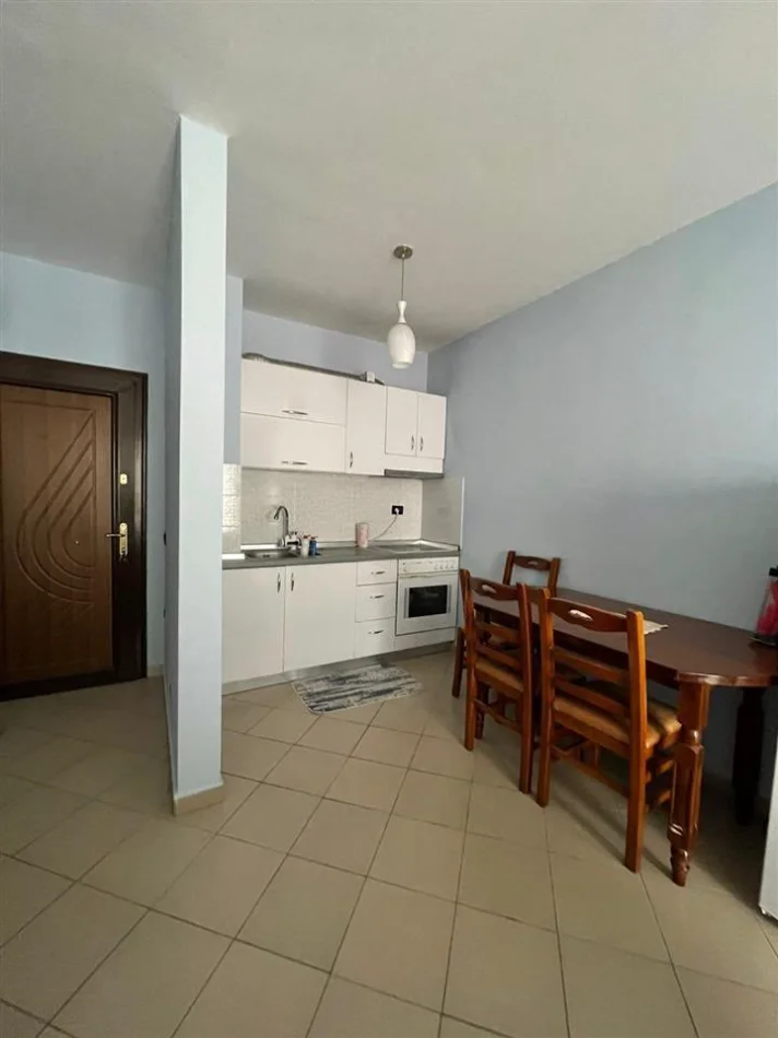 Tirane, jepet me qera apartament 1+1+Ballkon Kati 4, 67 m² 370 € (FRESKU)
