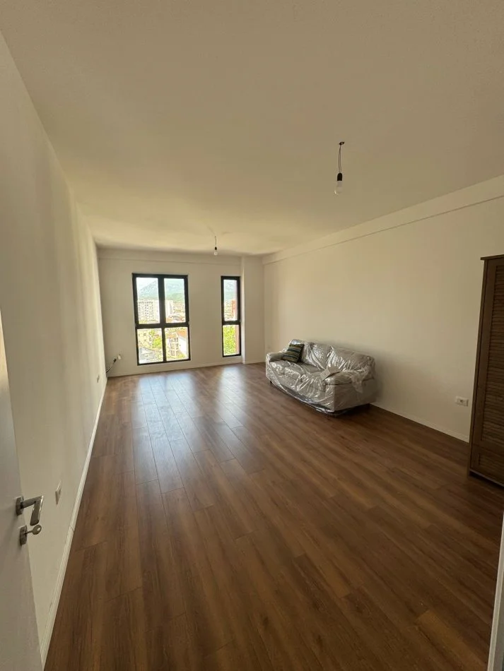 Tirane, jepet me qera apartament 2+1+Ballkon , 95 m² 750 € (PALLATET ARLIS, farmacia 10!)