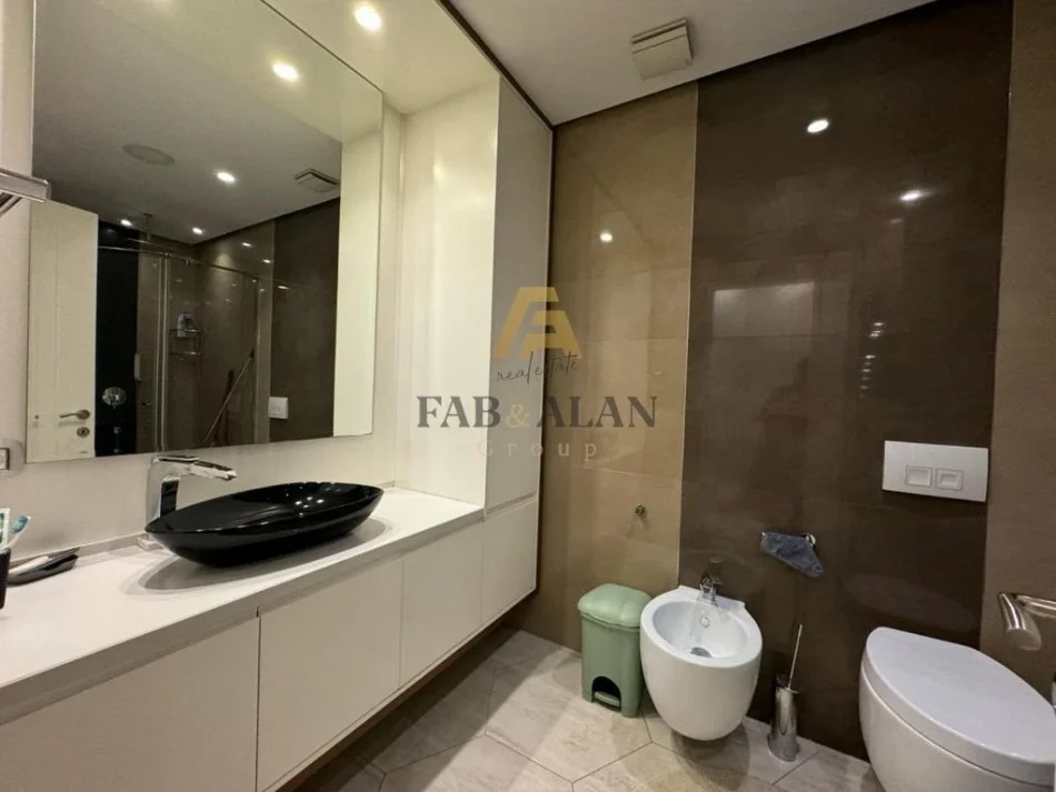 Tirane, shitet apartament 3+1 Kati 4, 153 m² 200.000 € (Fresku)