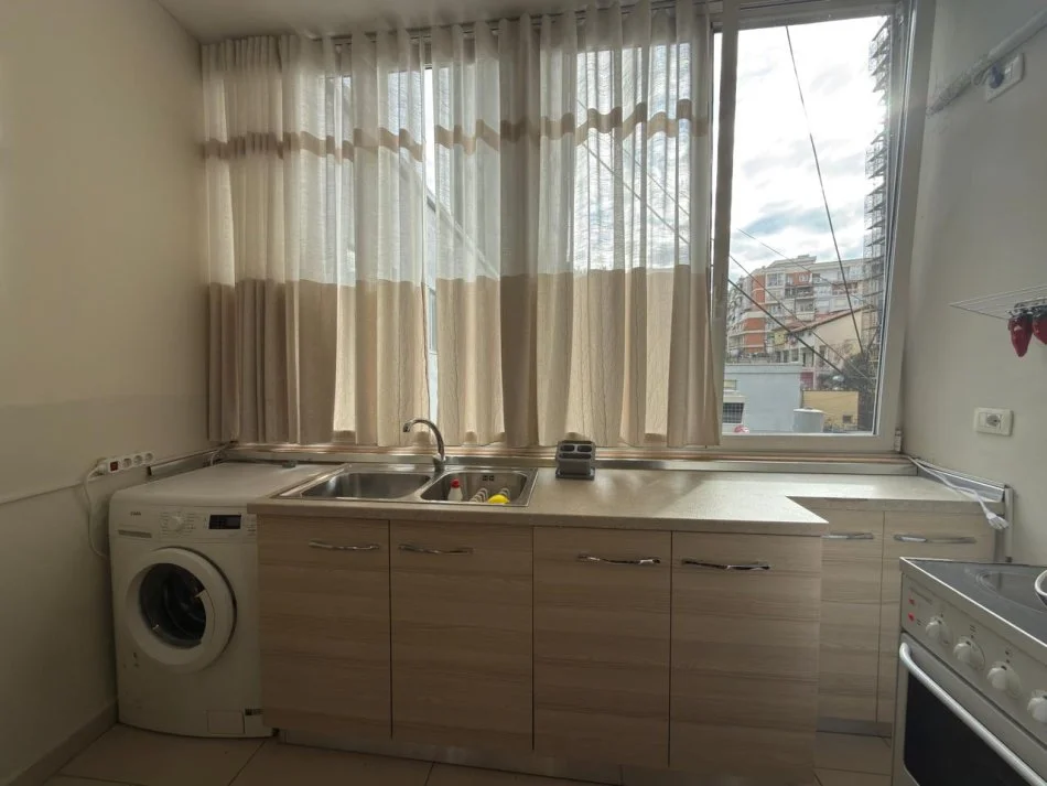 Tirane, jepet me qera apartament 1+1 Kati 2, 70 m² 550 € (Sheshi Skenderbej)