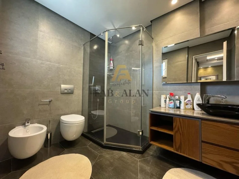 Tirane, shitet apartament 3+1 Kati 4, 153 m² 200.000 € (Fresku)