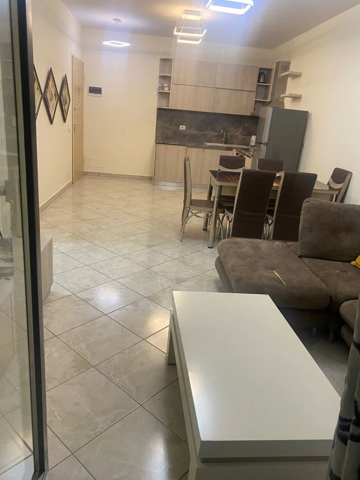 Tirane, jepet me qera apartament 2+1+Ballkon Kati 3, 100 m² 700 € 