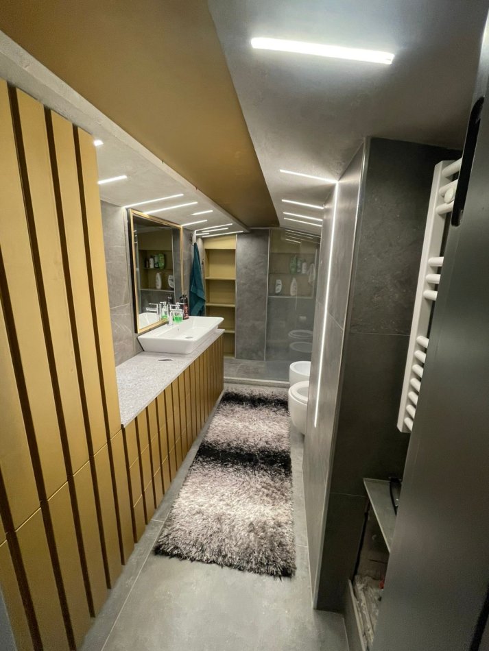 Tirane, jepet me qera apartament+verande | Penthouse Kati 4, 2.000 € (Rruga Peti)