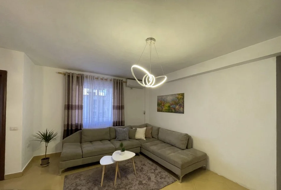 Tirane, jepet me qera 2+1 Kati 4, 85 m² 750 € (Sheshi Skenderbej)
