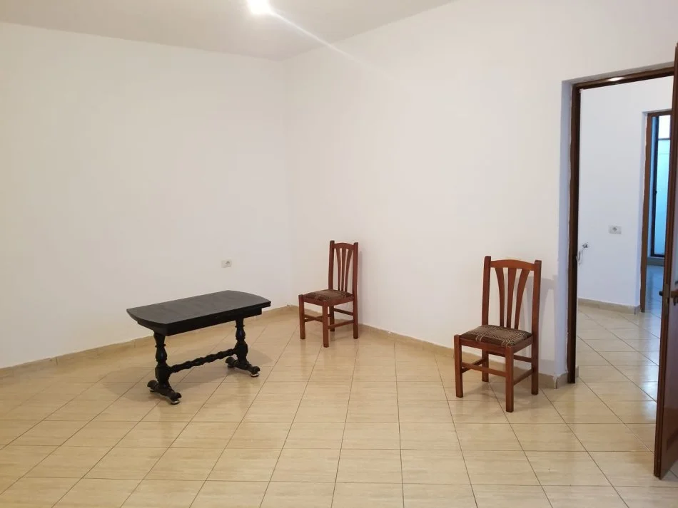Tirane, jap me qera shtepi 2+1 Kati 0, 84 m² 300 € (Babrru Qender, rruga “Demokracia”)