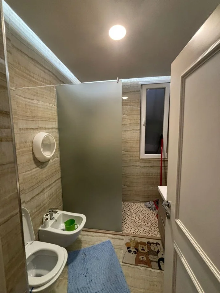 Tirane, jepet me qera apartament 2+1+Ballkon Kati 7, 105 m² 750 € (Rr kryesore)