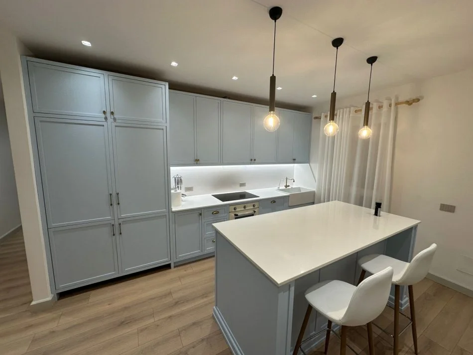 Tirane, jepet me qera apartament 2+1+Ballkon Kati 2, 145 m² 1.200 € (TEG)