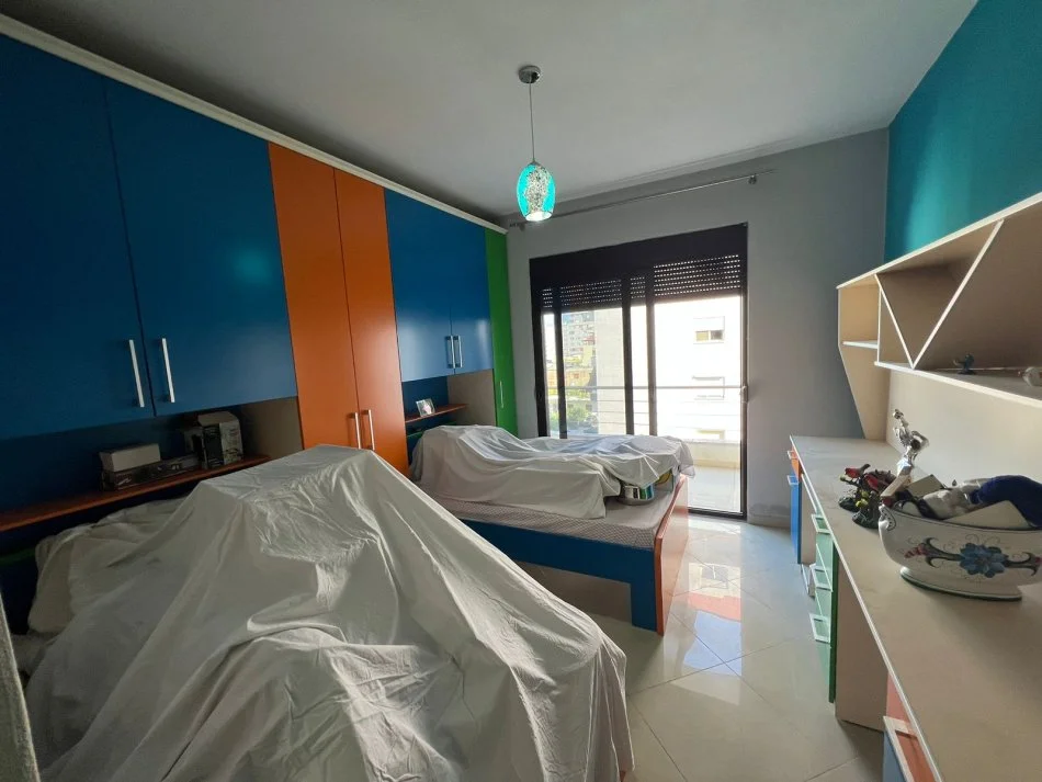 Tirane, jepet me qera apartament 2+1 Kati 4, 120 m² 500 € (Rruga Loni Ligori)