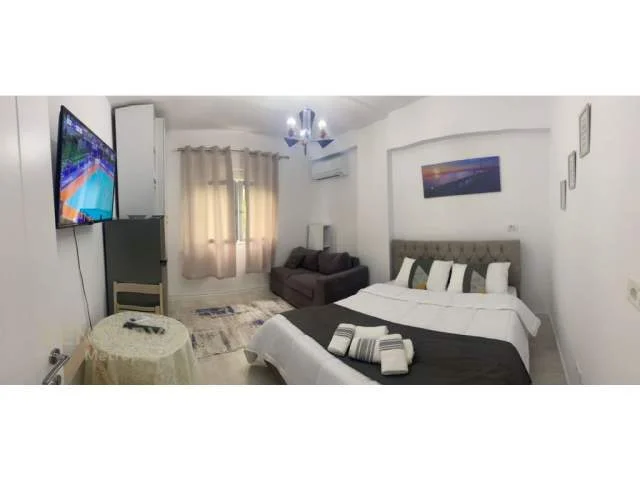 Tirane, jepet me qera apartament 1+1 Kati 2, 40 m² 500 Euro (Sheshi Wilson)
