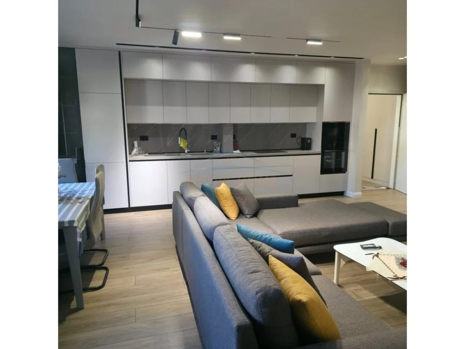 Tirane, jepet me qera apartament 2+1+Oborr,  Kati 2, 100 m² 600 € (Kombinat)