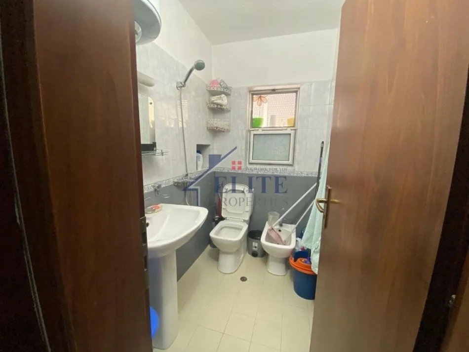 Tirane, jepet me qera apartament 1+1 Kati 5, 55 m² 500 € (Bulevardi Zogu i I-re)