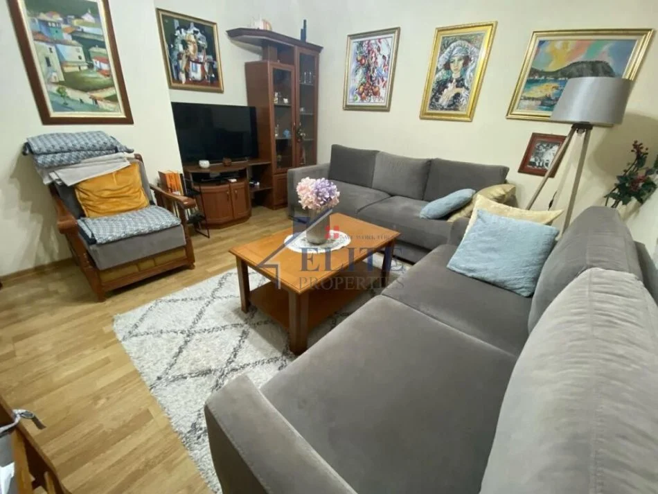 Tirane, jepet me qera apartament 1+1 Kati 5, 55 m² 500 € (Bulevardi Zogu i I-re)