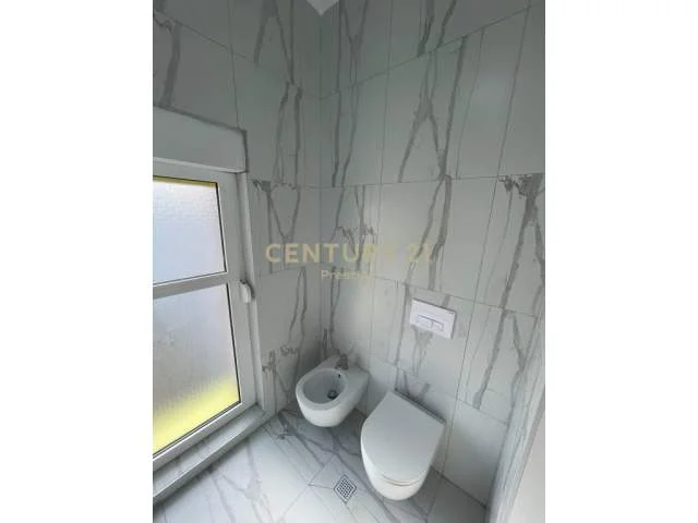 Tirane, shitet apartament 85 m² 400 Euro (ali demi)