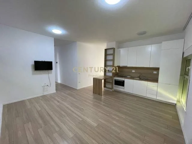 Tirane, shitet apartament 85 m² 400 Euro (ali demi)