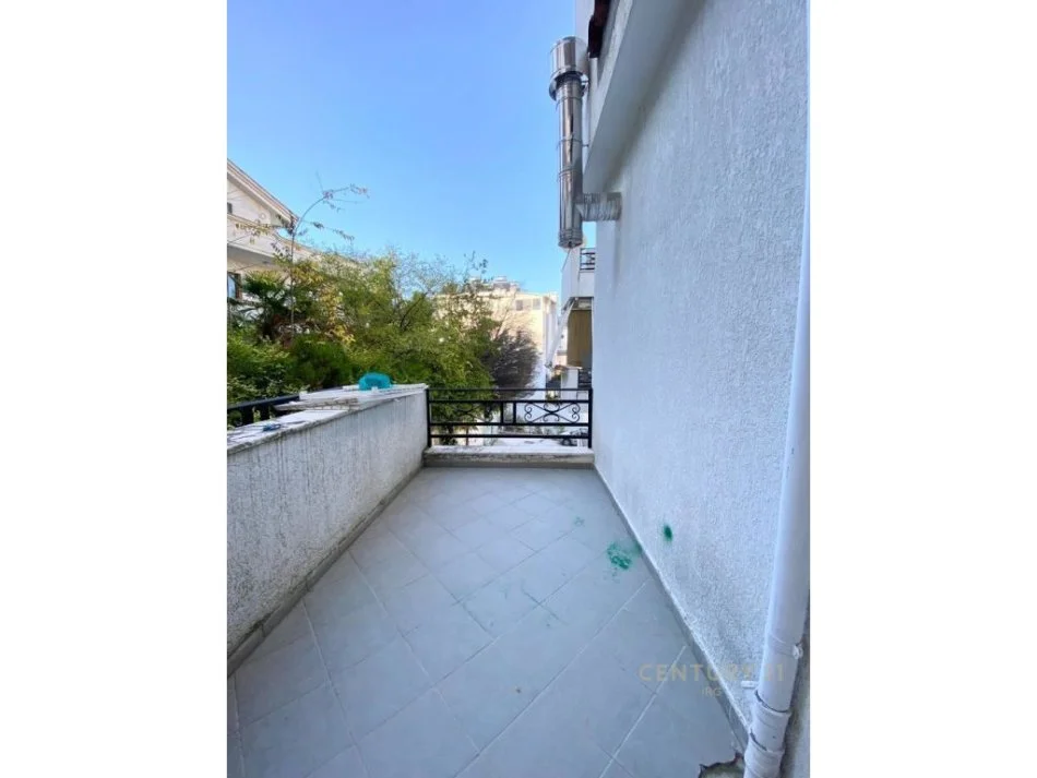 Tirane, jepet me qera apartament 3+1 Kati 1, 197 m² 1.200 € (KOPSHTI BOTANIK)