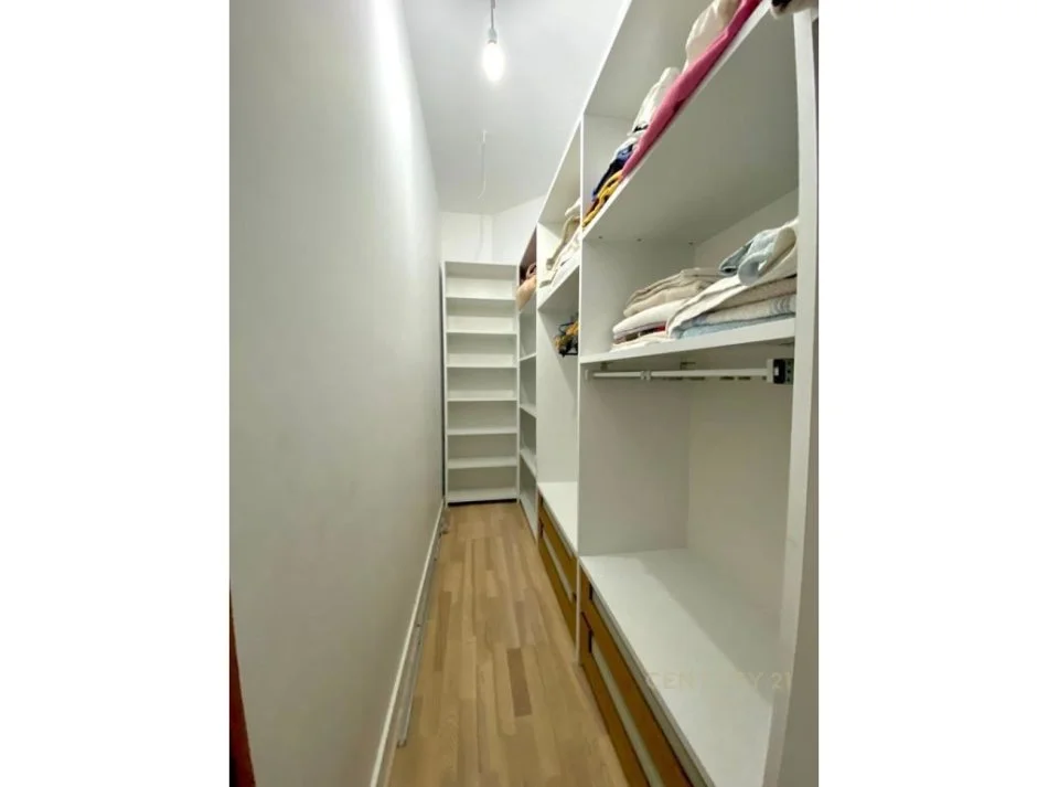 Tirane, jepet me qera apartament 3+1 Kati 1, 197 m² 1.200 € (KOPSHTI BOTANIK)