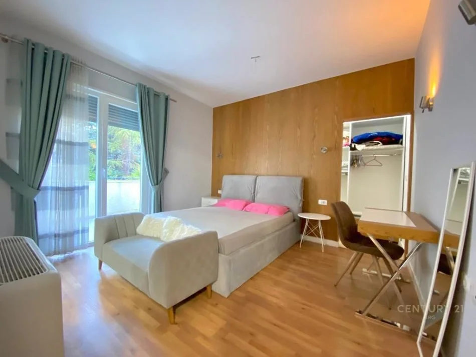 Tirane, jepet me qera apartament 3+1 Kati 1, 197 m² 1.200 € (KOPSHTI BOTANIK)