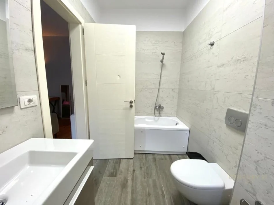 Tirane, jepet me qera apartament 3+1 Kati 1, 197 m² 1.200 € (KOPSHTI BOTANIK)