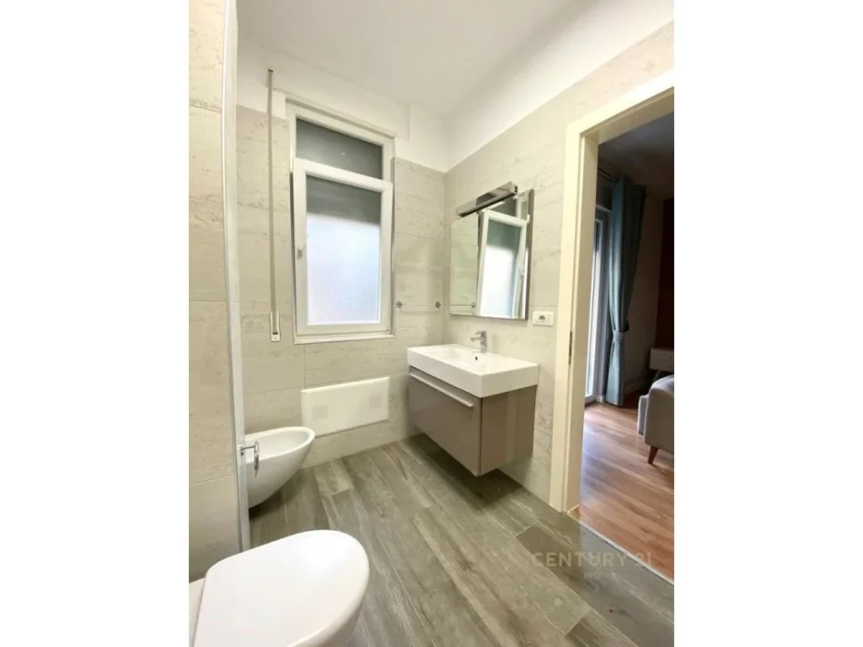 Tirane, jepet me qera apartament 3+1 Kati 1, 197 m² 1.200 € (KOPSHTI BOTANIK)