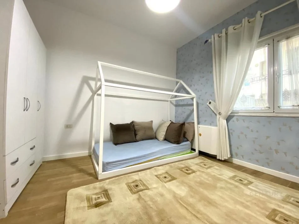 Tirane, jepet me qera apartament 3+1 Kati 1, 197 m² 1.200 € (KOPSHTI BOTANIK)